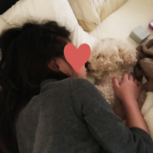 愛犬と娘の寝てる姿